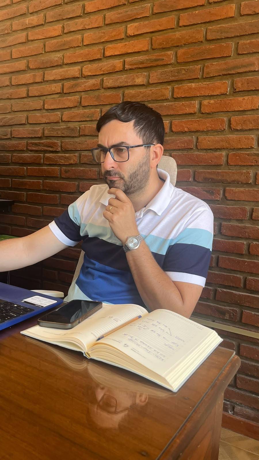 Lucas Hardoy asesorando a un cliente
