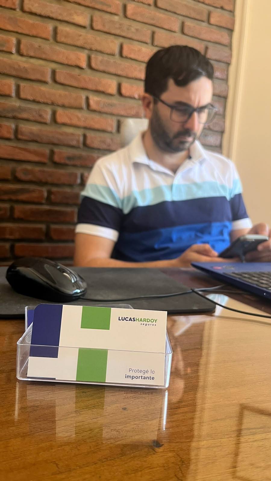 Lucas Hardoy gestionando una póliza